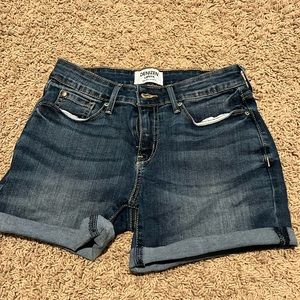 Blue denim Levi’s jean shorts